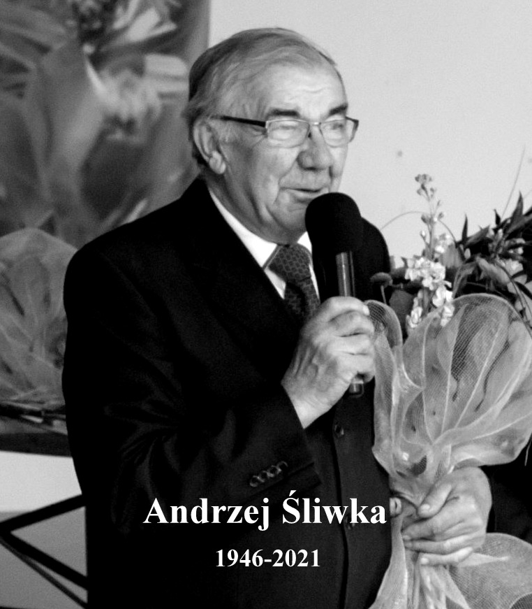 Mężczyzna trzymający mikrofon, poniżej napis Andrzej Śliwka 1946-2021